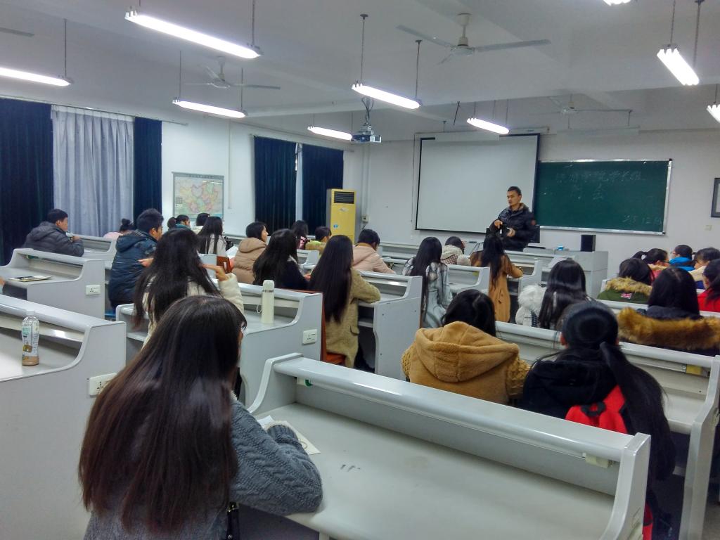 学长组成员积极发言